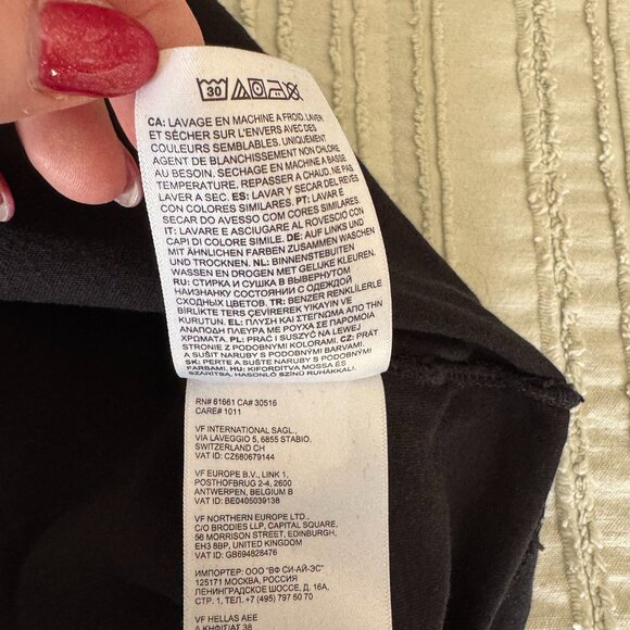 The North Face XL Graphic Tee – Never Stop Exploring Fuel your wanderlust with t - Picture 4 of 6